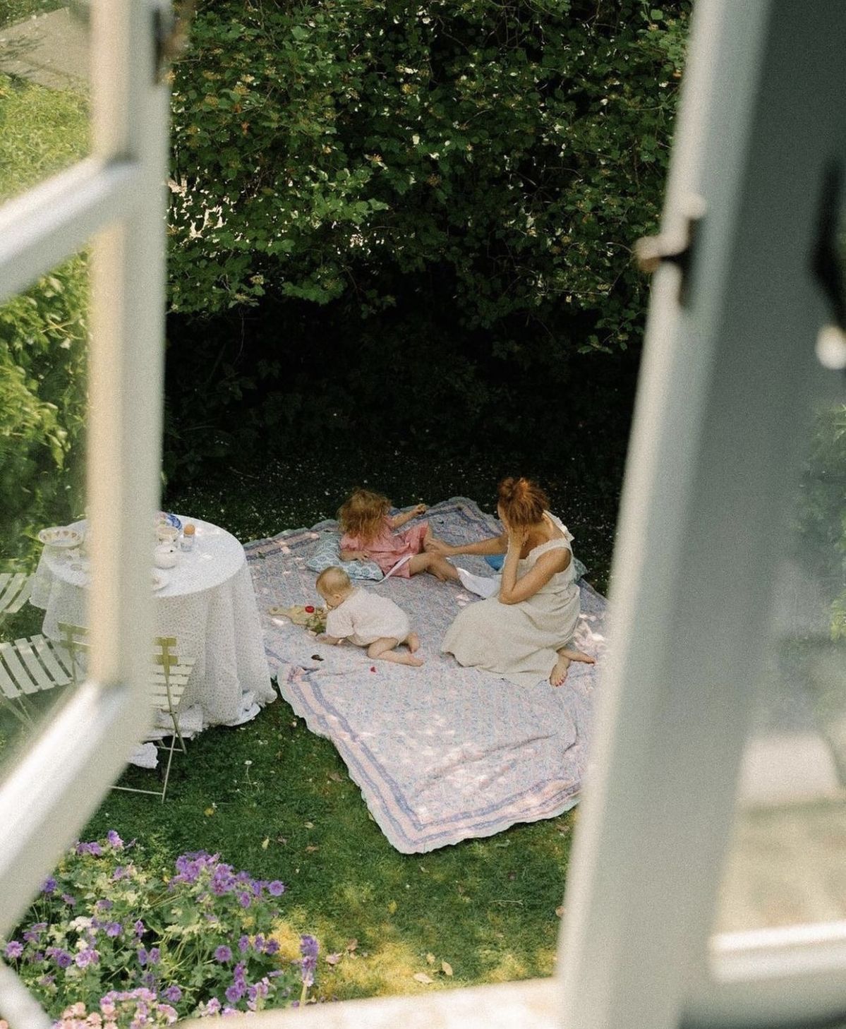 Cornish holiday cottage exterior with garden furniture